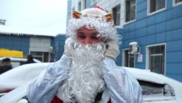 Студенты-спасатели в костюмах Дедов Морозов поздравили 150 пациентов тюменской больницы 