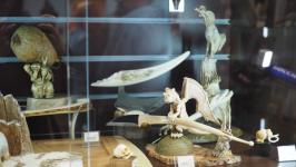 Работы 13 мастеров-косторезов выставили в галерее сувениров в Тюмени