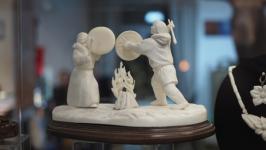 Работы 13 мастеров-косторезов выставили в галерее сувениров в Тюмени