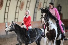 Более 300 юных тюменцев посетят новогодние утренники в конном клубе "Аллегро" до конца года