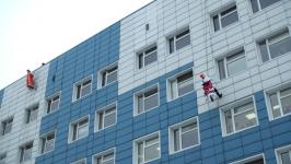 Студенты-спасатели в костюмах Дедов Морозов поздравили 150 пациентов тюменской больницы 