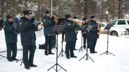 Студенты-спасатели в костюмах Дедов Морозов поздравили 150 пациентов тюменской больницы 