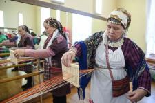 Национальным танцам и ткачеству обучают на Днях удмуртской культуры в Тюмени