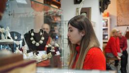 Работы 13 мастеров-косторезов выставили в галерее сувениров в Тюмени