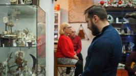 Работы 13 мастеров-косторезов выставили в галерее сувениров в Тюмени