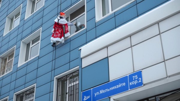 Студенты-спасатели в костюмах Дедов Морозов поздравили 150 пациентов тюменской больницы 