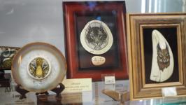 Работы 13 мастеров-косторезов выставили в галерее сувениров в Тюмени