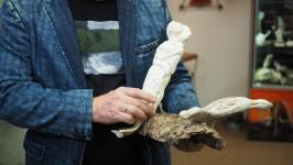 Работы 13 мастеров-косторезов выставили в галерее сувениров в Тюмени