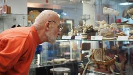 Работы 13 мастеров-косторезов выставили в галерее сувениров в Тюмени