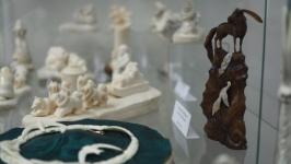 Работы 13 мастеров-косторезов выставили в галерее сувениров в Тюмени