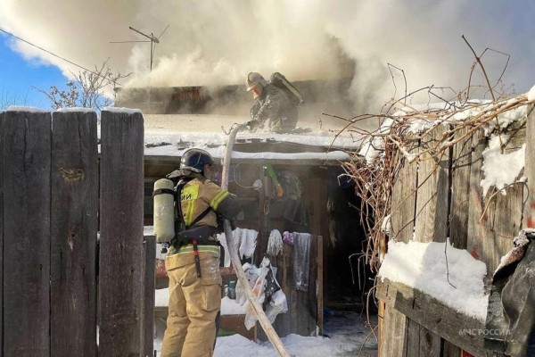 Из горящего дома в Плеханово эвакуировали четырех человек