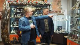 Работы 13 мастеров-косторезов выставили в галерее сувениров в Тюмени