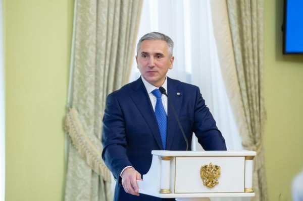 Радовать близких и ценить счастливые моменты пожелал землякам губернатор Александр Моор