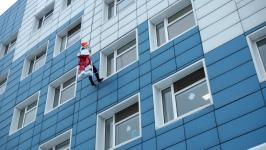 Студенты-спасатели в костюмах Дедов Морозов поздравили 150 пациентов тюменской больницы 