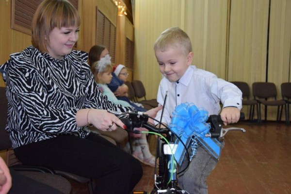 Губернатор Тюменской области исполнил новогодние мечты трех детей 