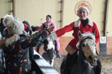 Более 300 юных тюменцев посетят новогодние утренники в конном клубе "Аллегро" до конца года