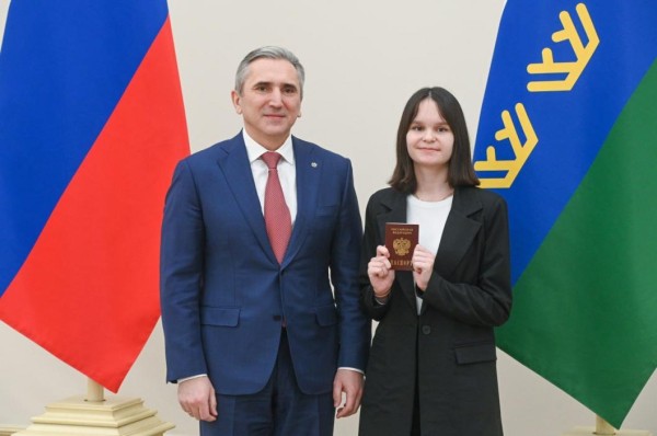 Александр Моор вручил 25 школьникам паспорта граждан Российской Федерации