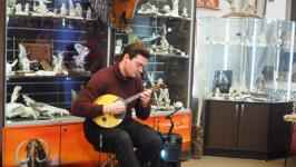 Работы 13 мастеров-косторезов выставили в галерее сувениров в Тюмени