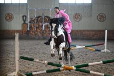 Более 300 юных тюменцев посетят новогодние утренники в конном клубе "Аллегро" до конца года