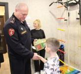 Тюменские росгвардейцы поздравляют детей участников спецоперации с Новым годом