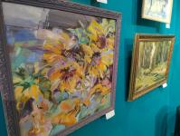 Ценители искусства успевают посмотреть картины на выставке "Палитра Ишима" 