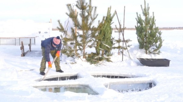 На &ldquo;базе моржей&rdquo; в Тюмени оборудуют купели и строят церковь изо льда