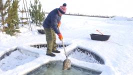 На &ldquo;базе моржей&rdquo; в Тюмени оборудуют купели и строят церковь изо льда