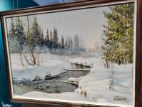 Ценители искусства успевают посмотреть картины на выставке "Палитра Ишима" 