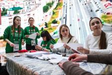 Тюменские волонтёры помогают гостям выставки "Россия" создавать семейные флотилии