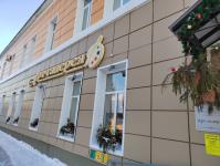 Ценители искусства успевают посмотреть картины на выставке "Палитра Ишима" 