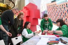 Тюменские волонтёры помогают гостям выставки "Россия" создавать семейные флотилии