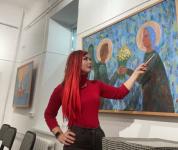 Ценители искусства успевают посмотреть картины на выставке "Палитра Ишима" 