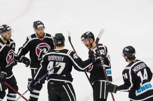 Тюменские хоккеисты в домашнем матче обыграли команду "Норильска"