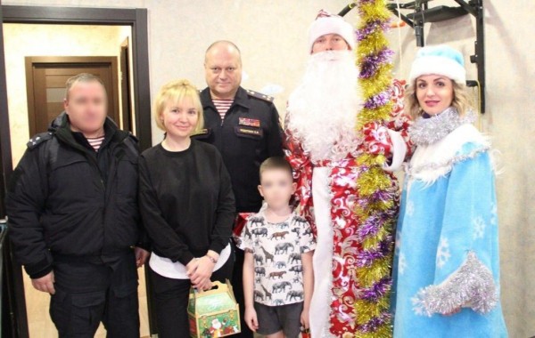 Тюменские росгвардейцы поздравляют детей участников спецоперации с Новым годом