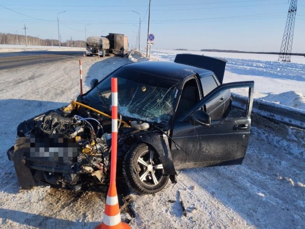 ДТП с двумя грузовиками и легковым автомобилем произошло на трассе Тюмень - Омск