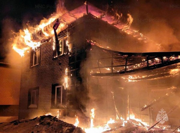 Двухэтажный дом горел на улице Салымской в Тюмени