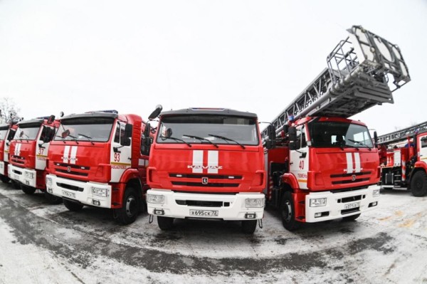 Ключи от 12 новых пожарных автомобилей вручил губернатор Тюменской области сотрудникам МЧС