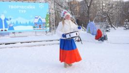 Снегурочки устроили забег по площади 400-летия Тюмени