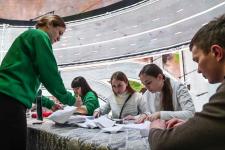 Тюменские волонтёры помогают гостям выставки "Россия" создавать семейные флотилии