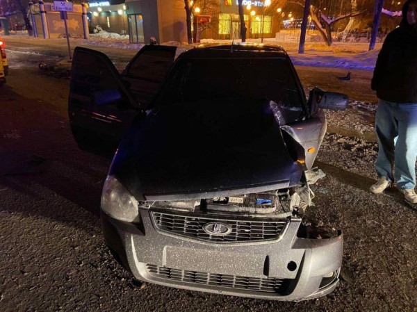 Пьяный водитель снес столб в центре Тюмени 
