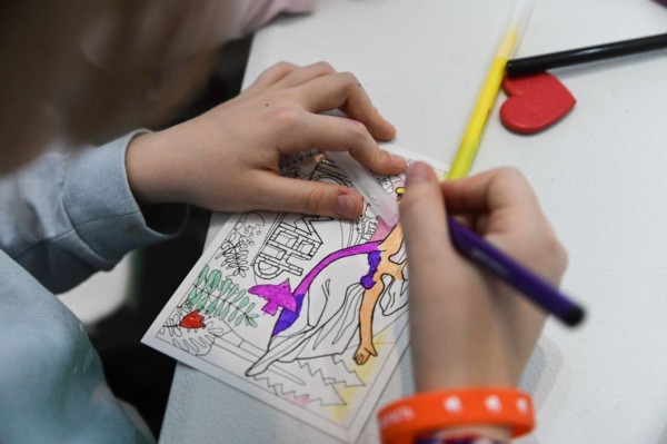 Гости выставки "Россия" раскрашивают достопримечательности Тюменской области Гости выставки "Россия" раскрашивают достопримечательности Тюменской области