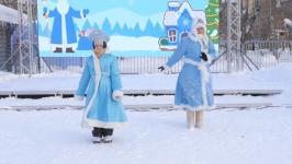 Снегурочки устроили забег по площади 400-летия Тюмени