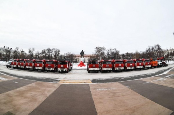 Ключи от 12 новых пожарных автомобилей вручил губернатор Тюменской области сотрудникам МЧС