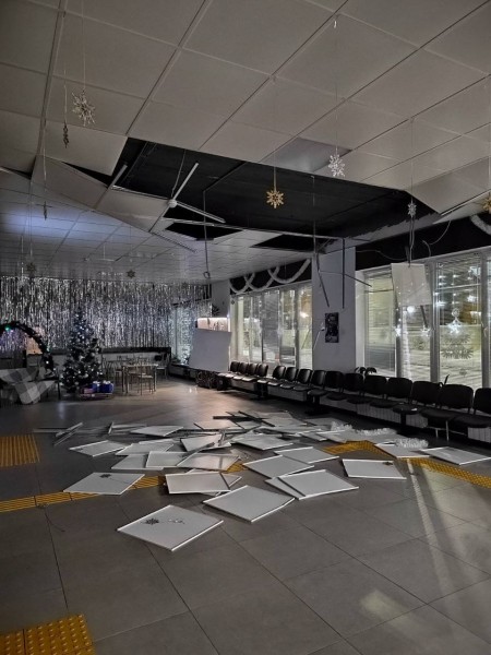 При падении части подвесного потолка в фойе катка в Тюменском районе пострадавших нет