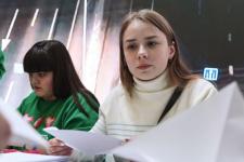 Тюменские волонтёры помогают гостям выставки "Россия" создавать семейные флотилии