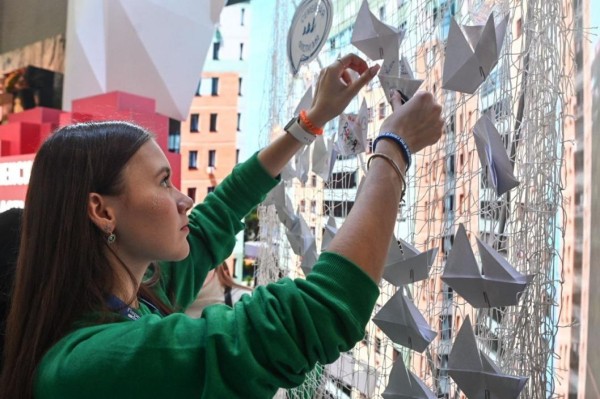 Тюменские волонтёры помогают гостям выставки "Россия" создавать семейные флотилии