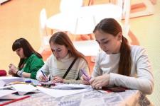 Тюменские волонтёры помогают гостям выставки "Россия" создавать семейные флотилии