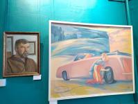 Ценители искусства успевают посмотреть картины на выставке "Палитра Ишима" 