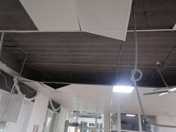 При падении части подвесного потолка в фойе катка в Тюменском районе пострадавших нет