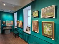 Ценители искусства успевают посмотреть картины на выставке "Палитра Ишима" 